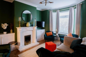 The Green House 3 Bed House - Contractors, Families, Close to city centre, Free Parking
